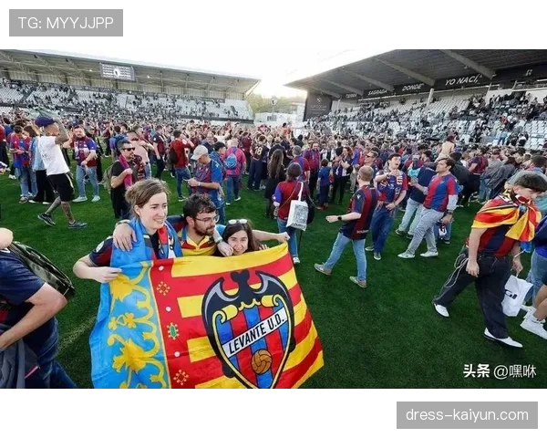 聚焦：印度孟买官方球迷观赛派对上，大屏幕实时显示西甲比赛的当地语言数据统计