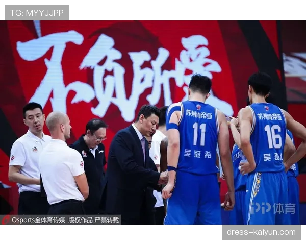 关键时刻，一次成功的边线快发界外球打乱了对手防守节奏